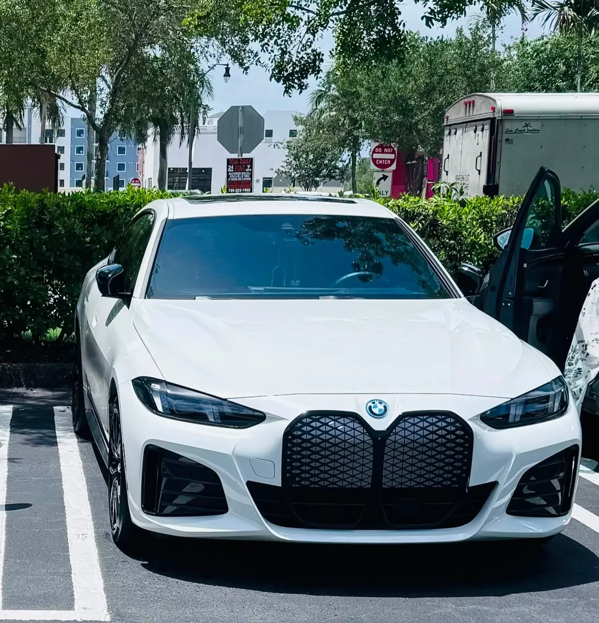 White BMW i4 with a glossy finish after waxing